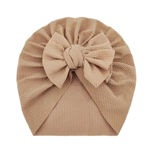 Gorro beige para bebé con lazo anudado en suave tejido de punto gofrado para niños
