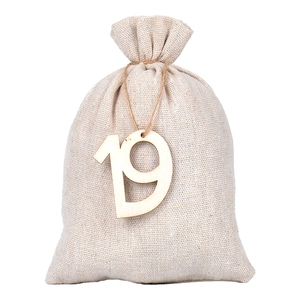 Detailopname van jute adventskalenderzakje met houten nummer 19 label voor kerst