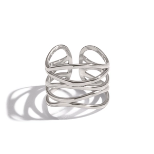 Dettaglio macro dell'anello geometrico argento con design aperto e regolabile
