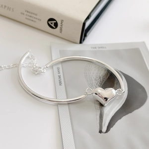 Polished S925 sterling silver heart charm bracelet with adjustable chain and lobster clasp