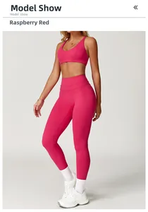 Dettaglio del set yoga rosso lampone con leggings a vita alta e reggiseno sportivo a V