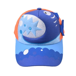 Détail d'une casquette requin pour enfant avec ailerons 3D et maille orange respirante