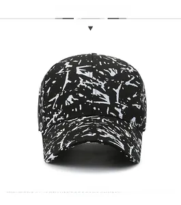 Gros plan sur la casquette de baseball noire avec motif graffiti d'éclaboussures de peinture