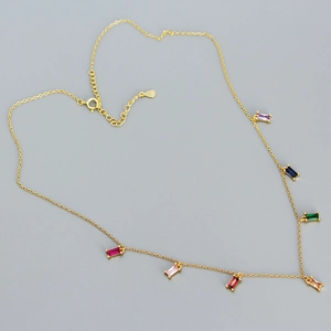 Detailansicht der S925 Sterling Silber Goldkette mit sechs bunten Zirkonia-Anhängern