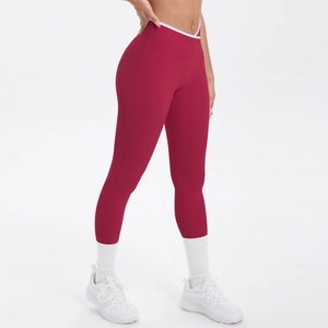 Détail de legging de yoga taille haute avec taille croisée en V et liseré blanc contrasté