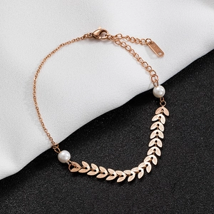Détail du bracelet feuilles de blé en or rose avec perles blanches et fermoir ajustable