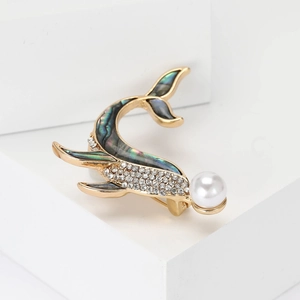 Broche dauphin dorée avec nacre d'abalone, strass brillants et une perle élégante