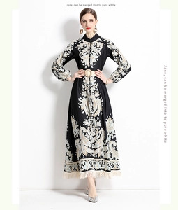 Détail de robe à imprimé paisley avec manches longues et ourlet à franges élégant