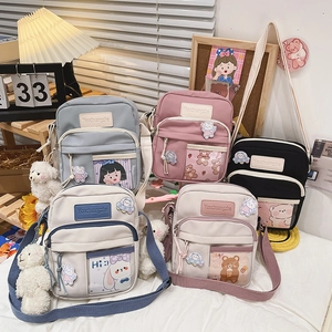 Détails de mini sacs bandoulière en toile en cinq couleurs avec breloques mignonnes