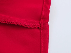 Detailopname van de hoogwaardige stiksels en de zoom van een rode prinsessenjurk
