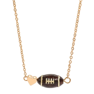 Détail d'un pendentif coeur doré et d'un rugby marron pailleté sur une chaîne fine