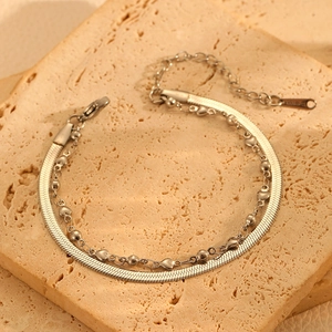 Détail du bracelet double couche argenté avec breloque cœur et poinçon S925 certifié