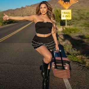Ensemble 2 pièces femme avec haut bandeau noir et jupe à volants pour l'été chic