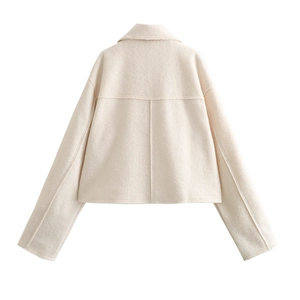 Vue arrière d'une veste courte en tweed crème montrant la texture et les détails de couture