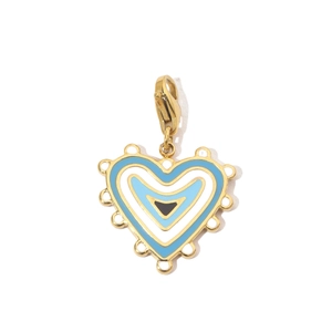 Dettaglio del ciondolo a cuore con occhio in smalto blu e chiusura a moschettone