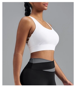 Vue latérale du soutien-gorge blanc et legging gris-noir montrant le maintien et la forme