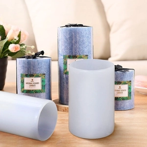 Candele profumate blu ghiaccio con fiocco e supporti bianchi traslucidi