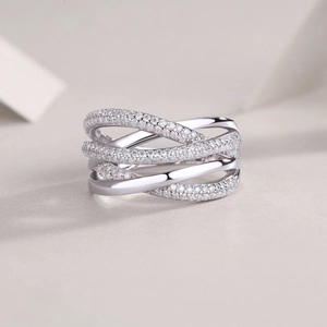 Detailaufnahme des mehrlagigen Überkreuz-Rings aus S925 Silber mit funkelnden Moissanit-Steinen