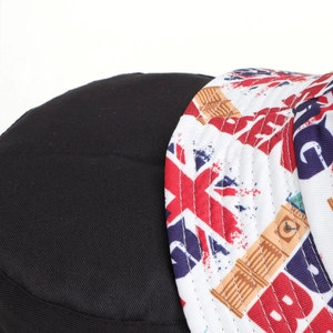 Detailopname van een omkeerbare vissershoed met Union Jack- en Londen-thema print