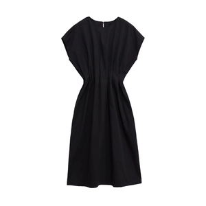 Robe noire élégante à plis à la taille et col rond présentée à plat sur fond blanc