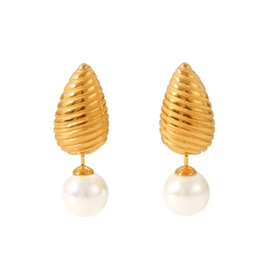 Detailansicht eleganter goldener Spiralohrringe aus Metall mit hängenden weißen Perlen