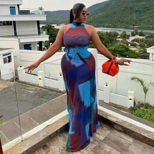 Robe longue dos nu sans manches avec imprimé abstrait vibrant et coupe ajustée