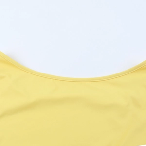 Détail du tissu en maille jaune extensible avec coutures plates de haute qualité