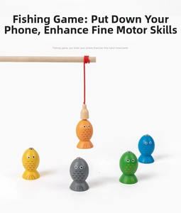 Detail eines hölzernen Magnet-Angelspiels mit bunten Fischen für feinmotorisches Training