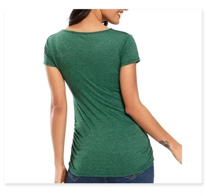 Rückansicht eines grünen Umstandsshirts mit kurzen Ärmeln und seitlicher Raffung
