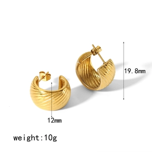 Boucles d'oreilles chic en acier inoxydable plaqué or 18 carats avec texture spirale