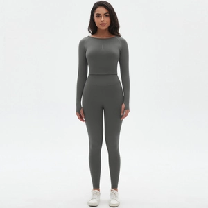 Détail de l'ensemble de yoga gris foncé avec passe-pouces et legging taille haute