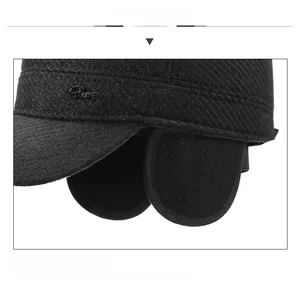 Dettaglio del cappello invernale con spesso tessuto twill e paraorecchie protettivi