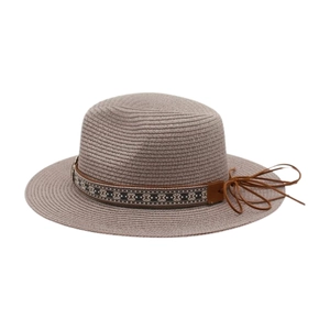 Détail du chapeau de paille tressé avec ruban à motifs et nœud en cuir de haute qualité