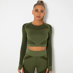 Détail d'ensemble de yoga sans couture vert olive avec passe-pouces et texture aérée