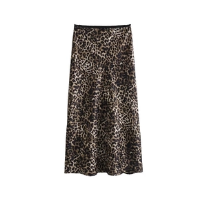 Elegante midi-rok met luipaardprint van glanzend satijn met een soepele A-lijn snit