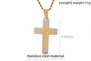 Détail du pendentif croix en acier bicolore 17g avec chaîne torsadée dorée et rivets vissés