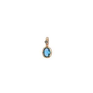 Pendentif cœur en or rose avec zircons bleus ovales et carrés sur fond blanc