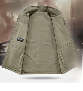 Nahaufnahme des verdickten Fleecefutters und der Seitentasche der Outdoor-Weste