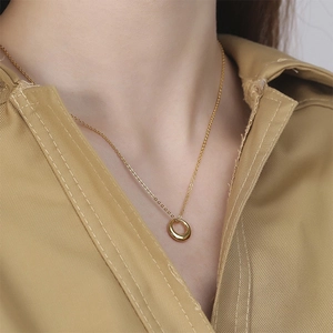 Collier élégant plaqué or 18 carats avec pendentif cercle minimaliste pour un look chic