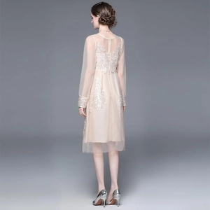 Robe midi élégante en tulle brodé abricot avec manches longues en dentelle pour femmes