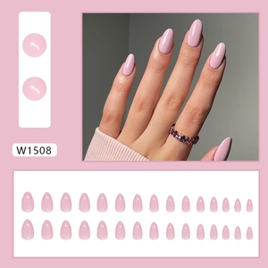 Kit de 24 faux ongles amande rose clair brillant avec démonstration sur main de mannequin