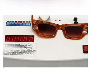 Détail des lunettes de soleil œil-de-chat écaille lors d'un test de protection UV400 expert