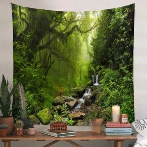 Dettaglio dell'arazzo con paesaggio forestale e cascata in un ambiente accogliente