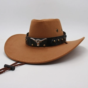 Détail d'un chapeau de cowboy avec bande en cuir, tête de taureau argentée et clous dorés