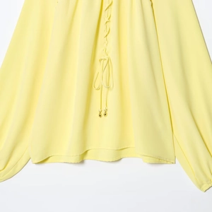 Elegante gele chiffon blouse met pofmouwen en trekkoord met gouden kralen