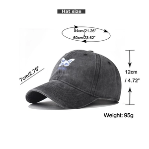 Détail de la casquette de baseball en coton lavé gris foncé avec broderie papillon bleu