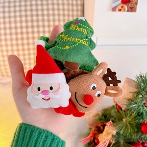 Detail van pluche kerst haarelastiekjes met de Kerstman, rendier en kerstboom