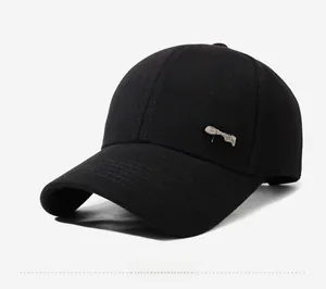 Nahaufnahme einer schwarzen Baseballkappe mit silbernem Metallbesatz und Ziernähten
