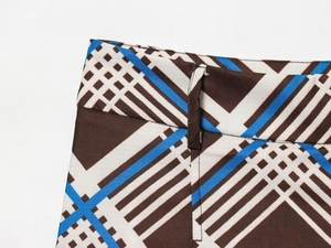 Détails de la taille d'un pantalon marron à carreaux avec passants de ceinture