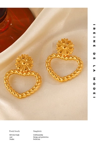 Détail de boucles d'oreilles cœur plaquées or 18K avec clou marguerite et texture torsadée